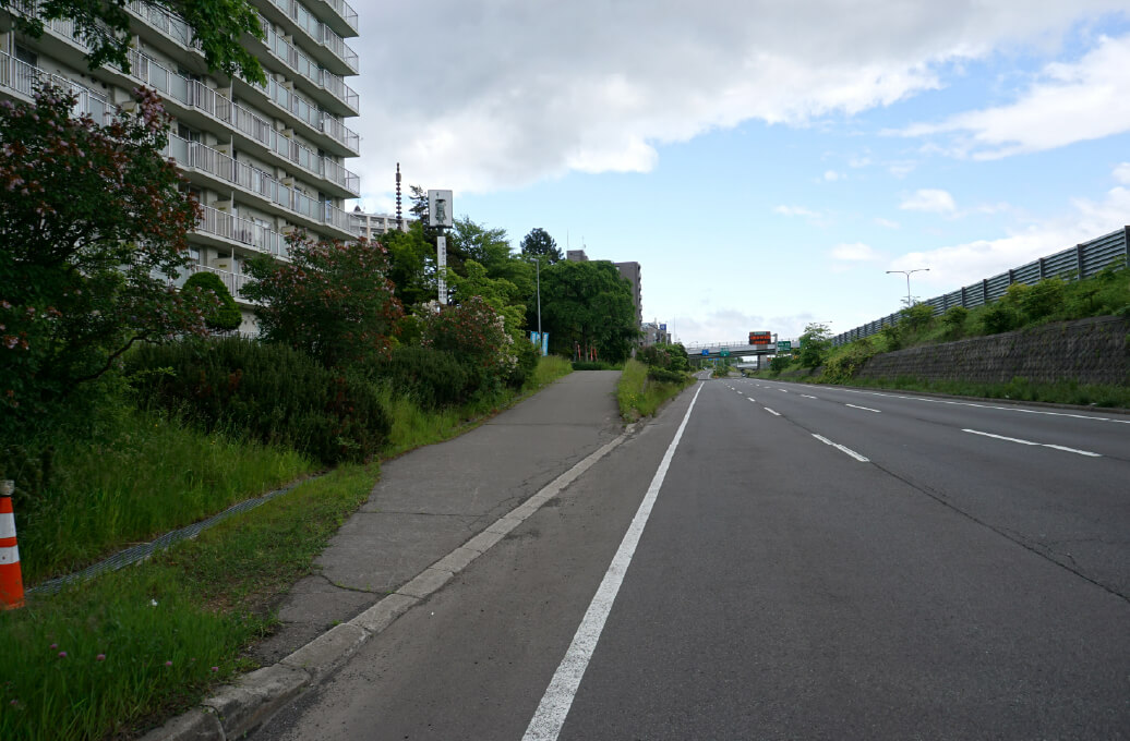 札幌新道(国道274号)道路脇の坂道イメージ